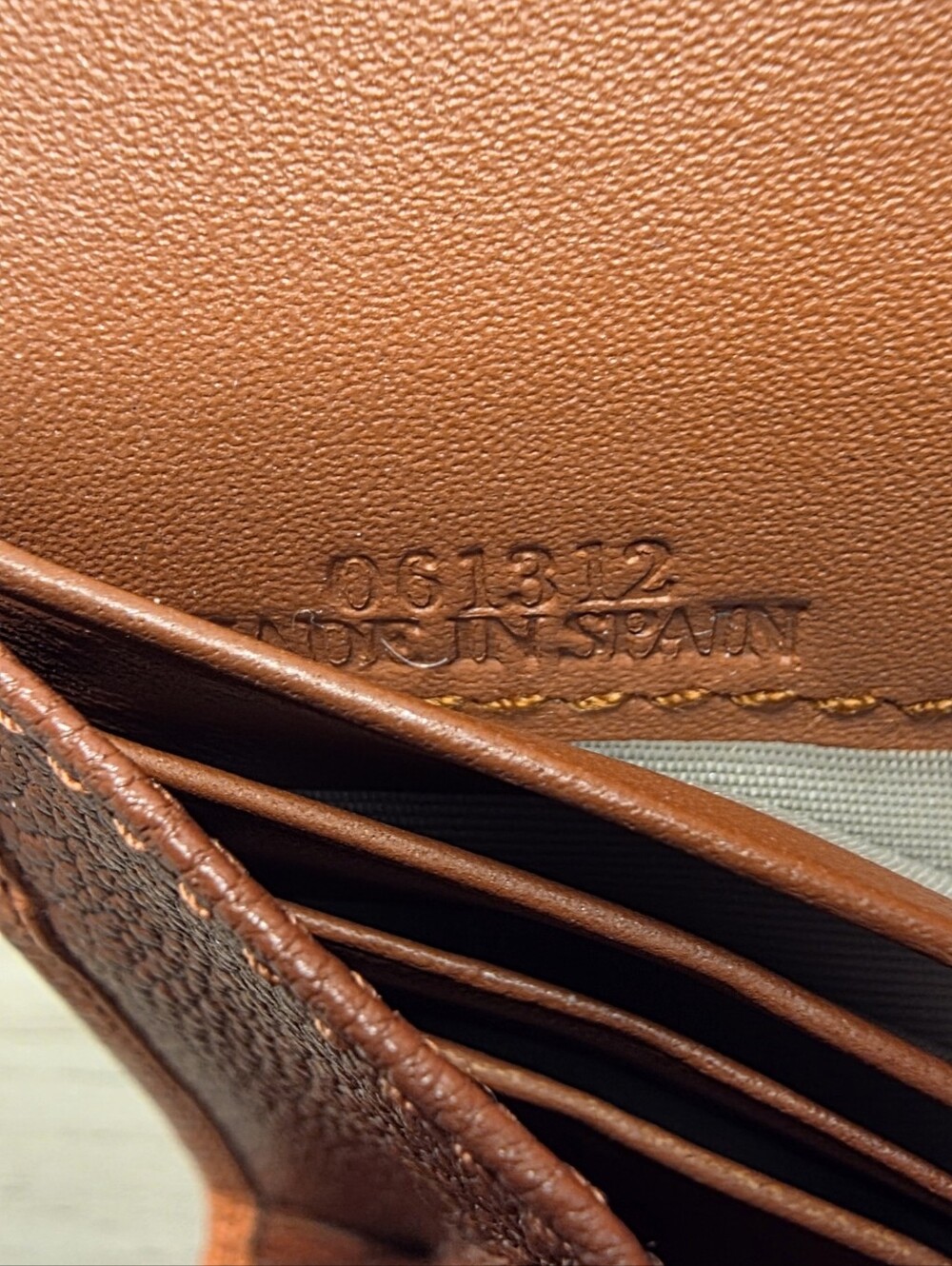 Loewe Two-Tonel Leather BifoldWallet - Picture 4 of 11